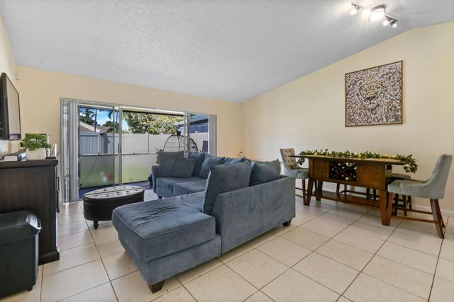 4 Knightsbridge Lane, Boynton Beach, FL 33426