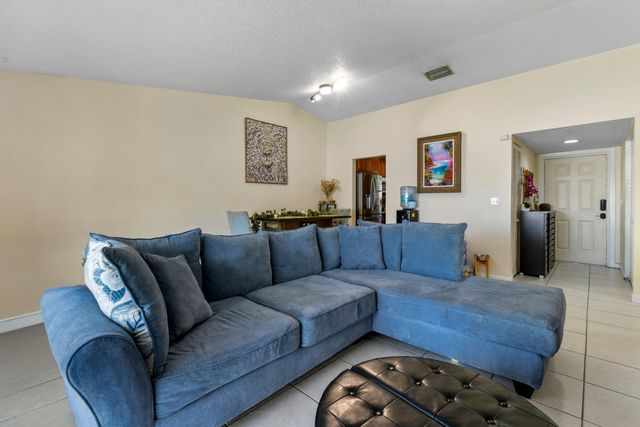 4 Knightsbridge Lane, Boynton Beach, FL 33426
