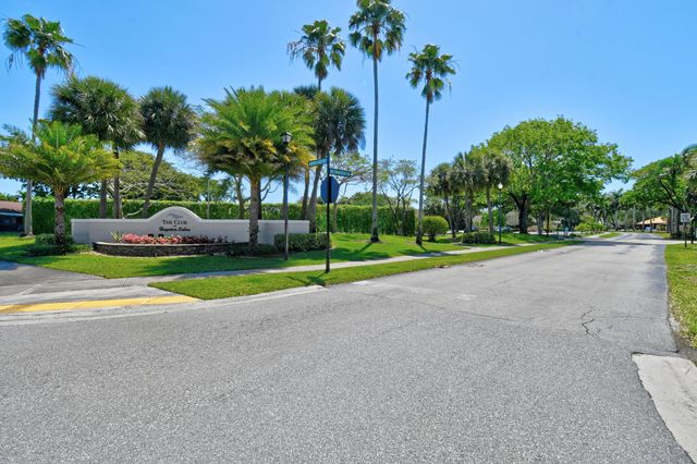 4 Knightsbridge Lane, Boynton Beach, FL 33426