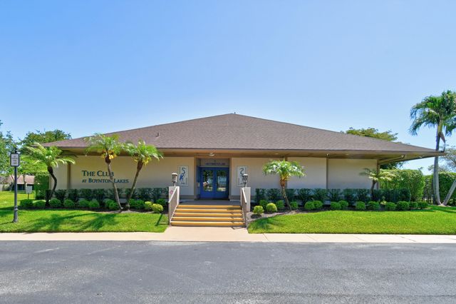 4 Knightsbridge Lane, Boynton Beach, FL 33426