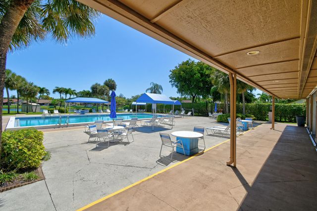 4 Knightsbridge Lane, Boynton Beach, FL 33426