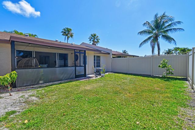4 Knightsbridge Lane, Boynton Beach, FL 33426