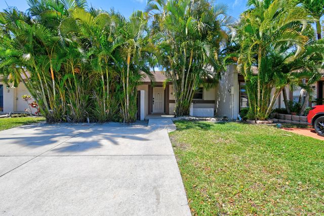 4 Knightsbridge Lane, Boynton Beach, FL 33426