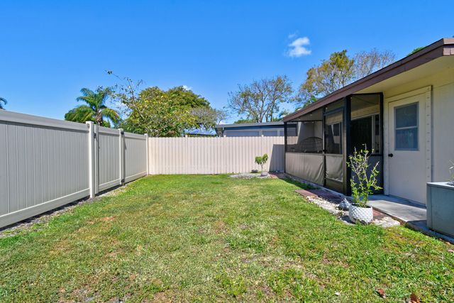 4 Knightsbridge Lane, Boynton Beach, FL 33426