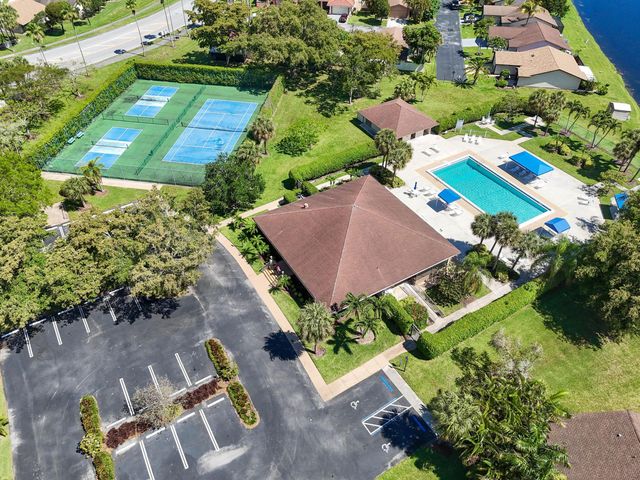 4 Knightsbridge Lane, Boynton Beach, FL 33426