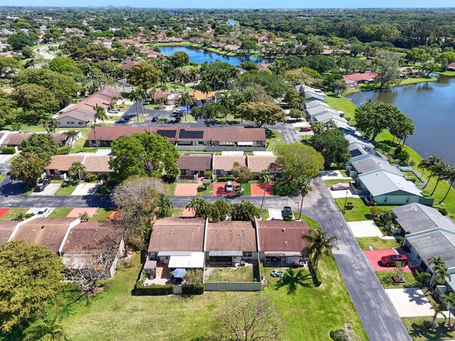 4 Knightsbridge Lane, Boynton Beach, FL 33426