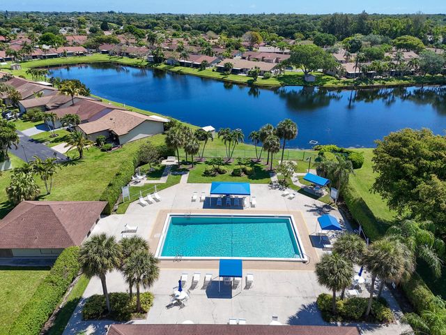 4 Knightsbridge Lane, Boynton Beach, FL 33426