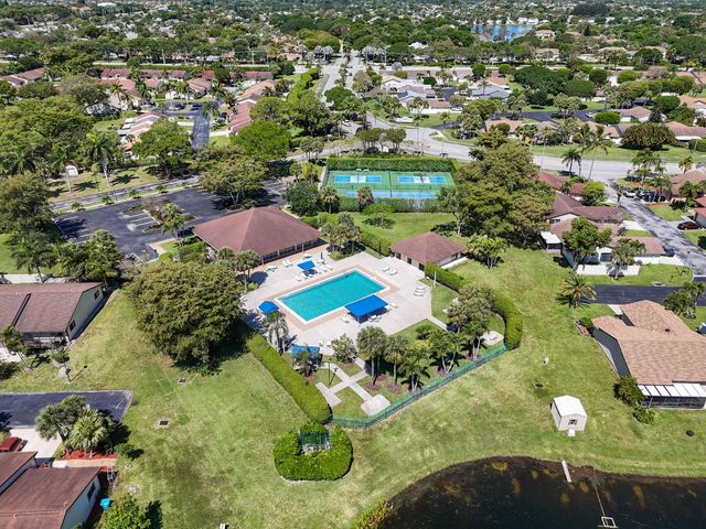 4 Knightsbridge Lane, Boynton Beach, FL 33426