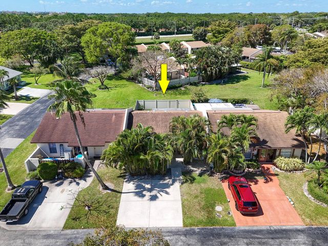 4 Knightsbridge Lane, Boynton Beach, FL 33426