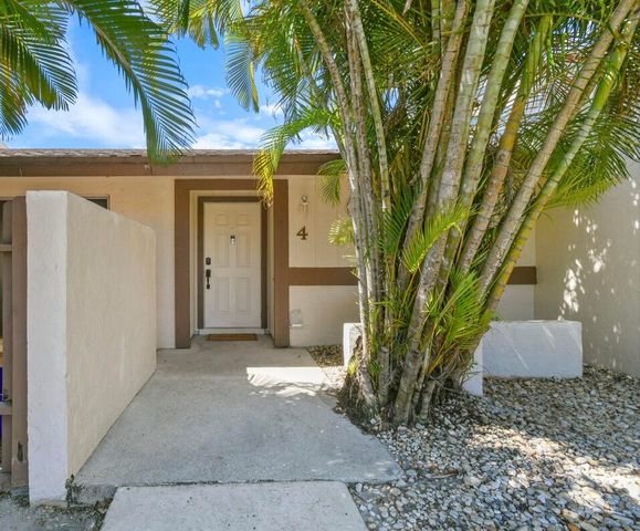 4 Knightsbridge Lane, Boynton Beach, FL 33426