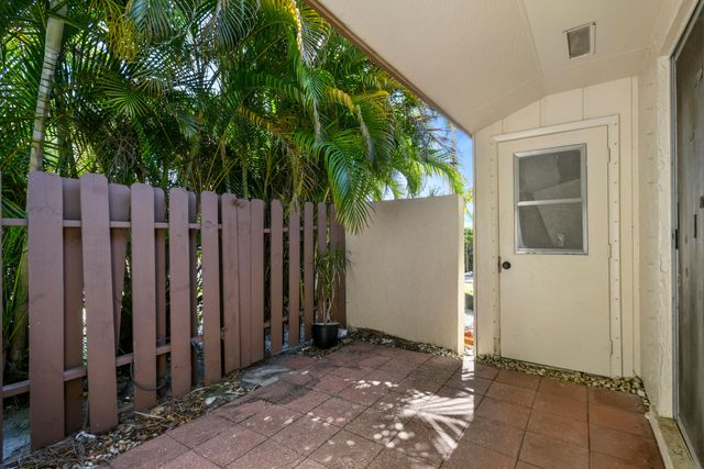 4 Knightsbridge Lane, Boynton Beach, FL 33426