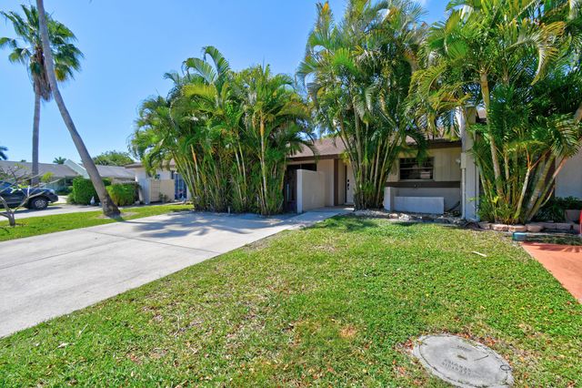 4 Knightsbridge Lane, Boynton Beach, FL 33426