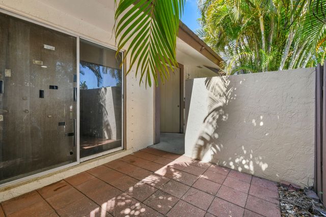 4 Knightsbridge Lane, Boynton Beach, FL 33426