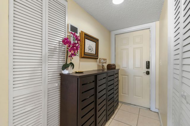 4 Knightsbridge Lane, Boynton Beach, FL 33426
