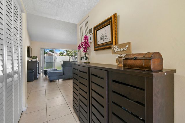 4 Knightsbridge Lane, Boynton Beach, FL 33426