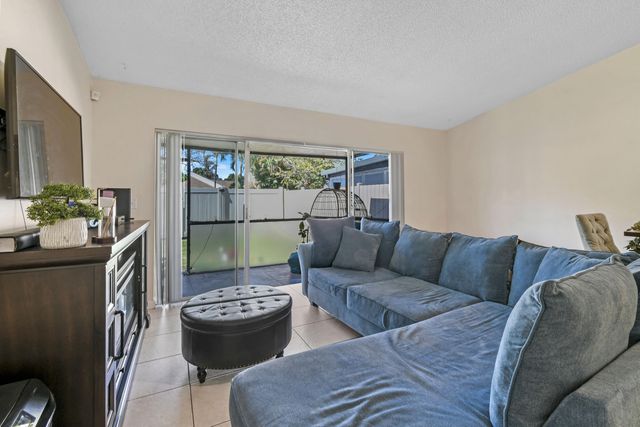 4 Knightsbridge Lane, Boynton Beach, FL 33426