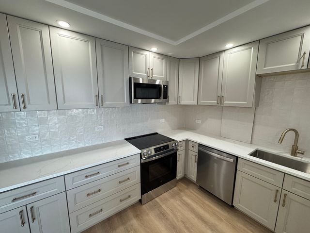 2970 N Lake Shore Drive 18D, Chicago, IL 60657