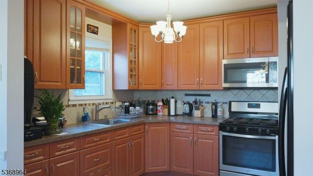 28 Monroe Pl, Bloomfield Twp., NJ 07003
