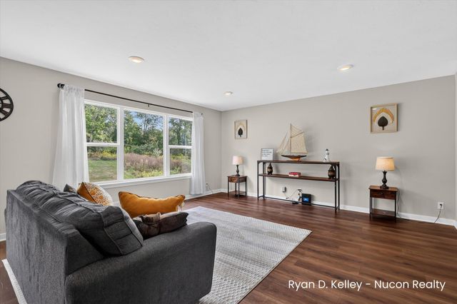 11544 Sessions Woods Drive W, Grand Rapids, MI 49534