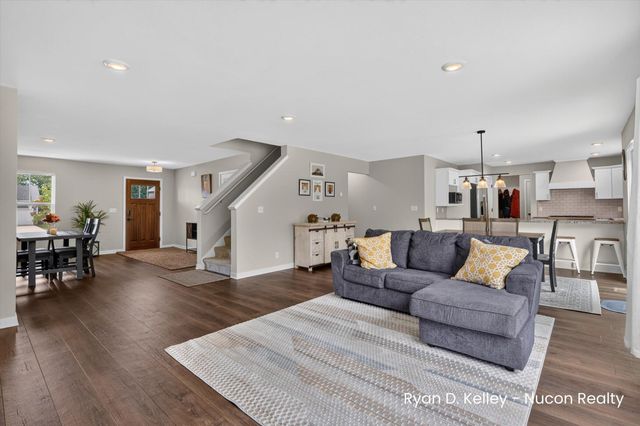 11544 Sessions Woods Drive W, Grand Rapids, MI 49534