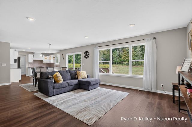11544 Sessions Woods Drive W, Grand Rapids, MI 49534