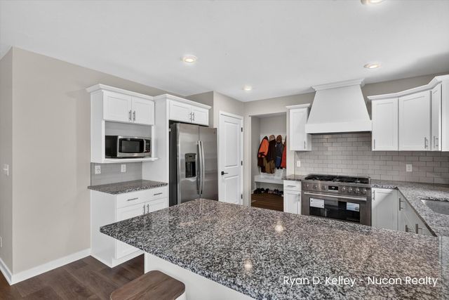 11544 Sessions Woods Drive W, Grand Rapids, MI 49534