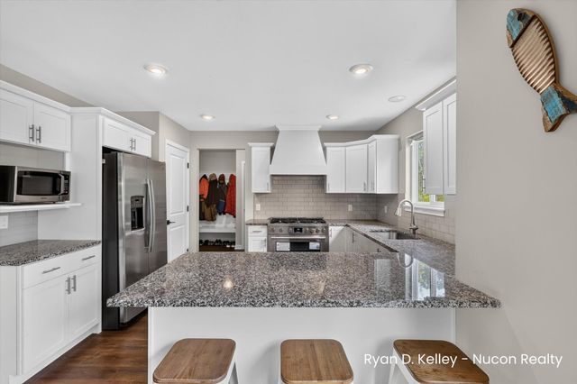 11544 Sessions Woods Drive W, Grand Rapids, MI 49534
