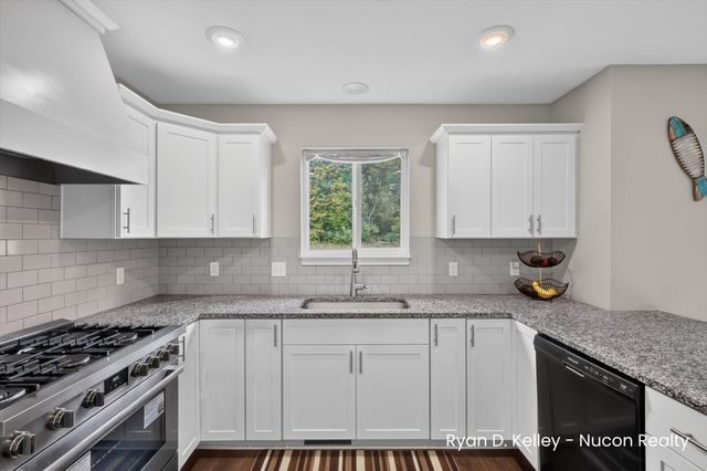 11544 Sessions Woods Drive W, Grand Rapids, MI 49534