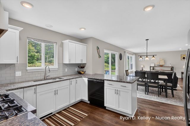 11544 Sessions Woods Drive W, Grand Rapids, MI 49534