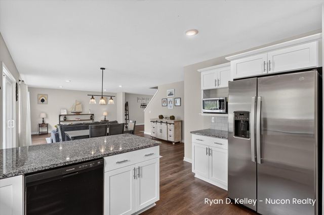 11544 Sessions Woods Drive W, Grand Rapids, MI 49534