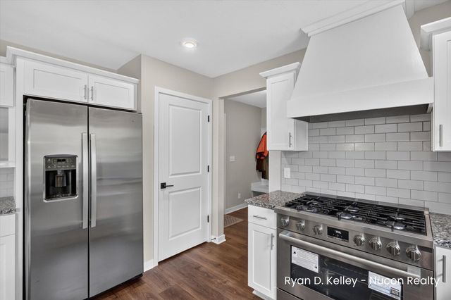 11544 Sessions Woods Drive W, Grand Rapids, MI 49534
