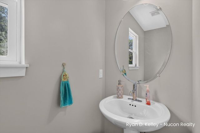 11544 Sessions Woods Drive W, Grand Rapids, MI 49534