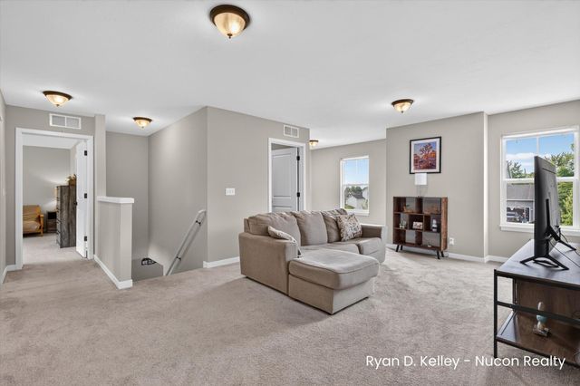 11544 Sessions Woods Drive W, Grand Rapids, MI 49534