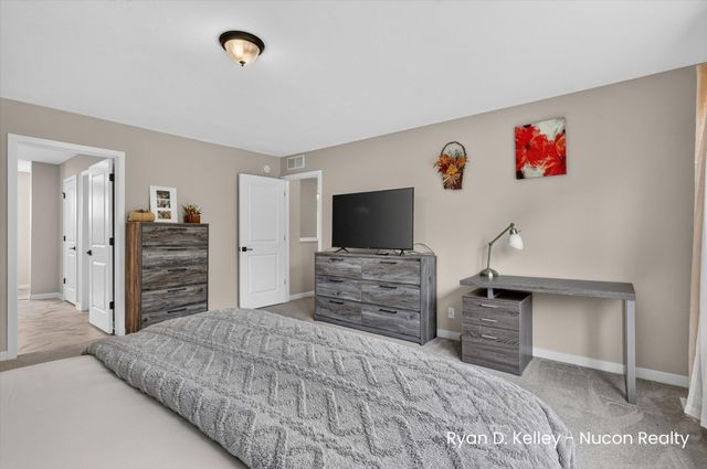 11544 Sessions Woods Drive W, Grand Rapids, MI 49534