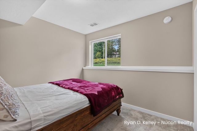 11544 Sessions Woods Drive W, Grand Rapids, MI 49534