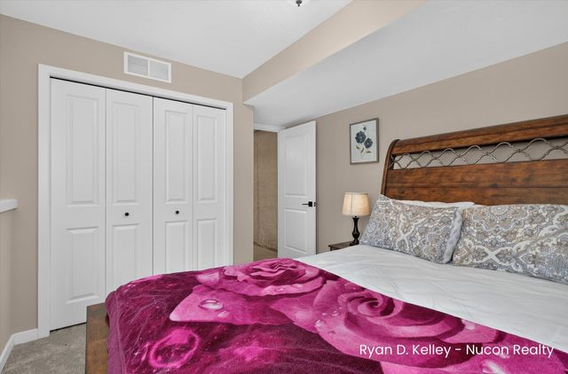 11544 Sessions Woods Drive W, Grand Rapids, MI 49534