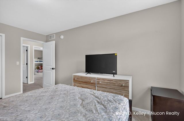 11544 Sessions Woods Drive W, Grand Rapids, MI 49534