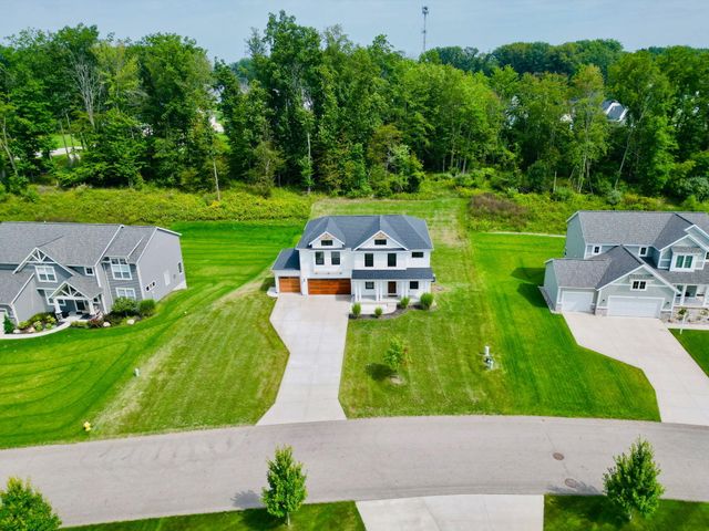 11544 Sessions Woods Drive W, Grand Rapids, MI 49534
