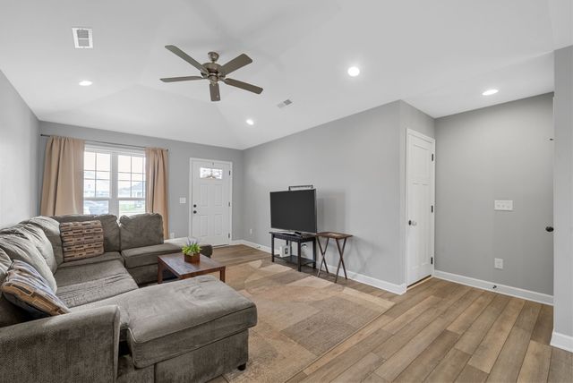 107 Seattle Slew Ct, Hopkinsville, KY 42240