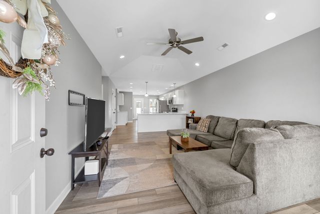 107 Seattle Slew Ct, Hopkinsville, KY 42240