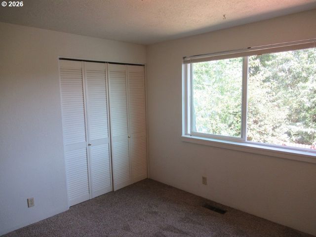 174 Nw STONEWAY Dr, Salem, OR 97304