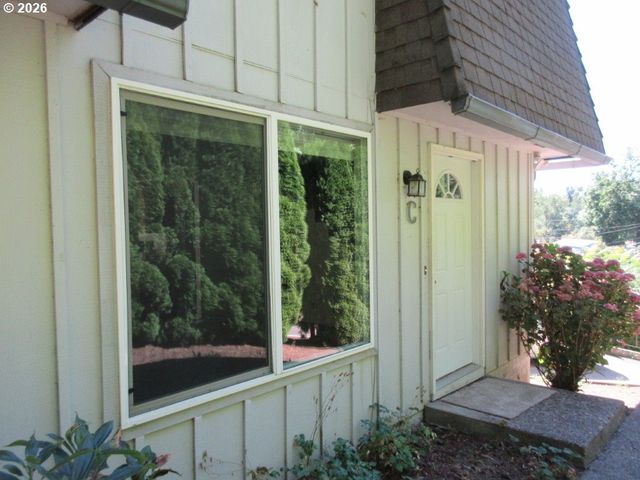 174 Nw STONEWAY Dr, Salem, OR 97304