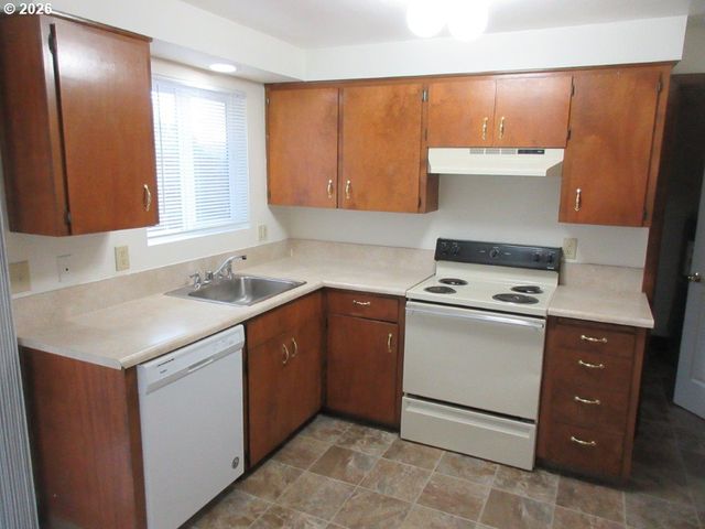 174 Nw STONEWAY Dr, Salem, OR 97304