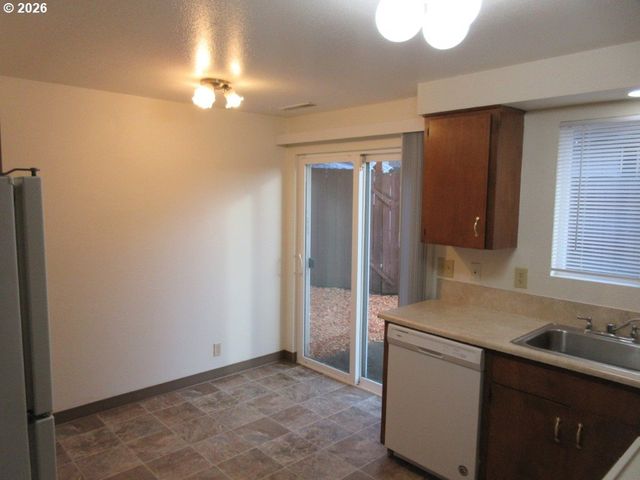 174 Nw STONEWAY Dr, Salem, OR 97304