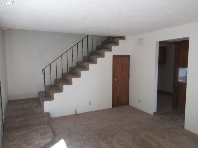 174 Nw STONEWAY Dr, Salem, OR 97304