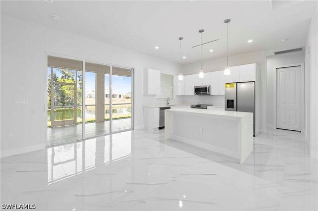 121 NE 8th TER, Cape Coral, FL 33909