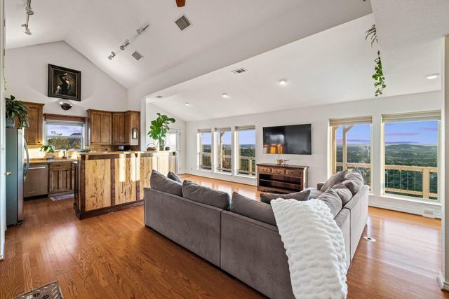 8132 Breeze WAY, Jonestown, TX 78645