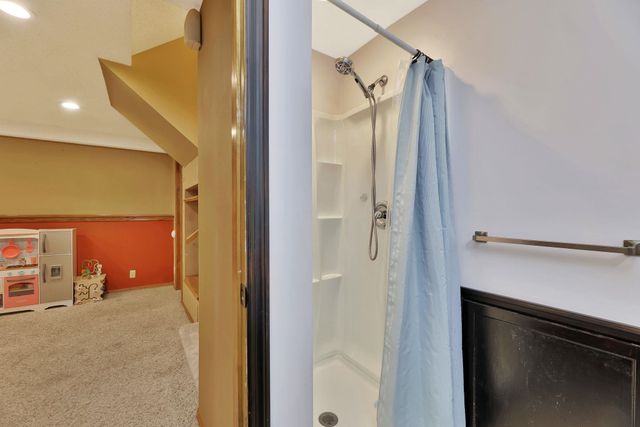 4319 N Edgemoor St, Bel Aire, KS 67220