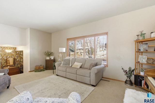 1509 E 54th St Street, Sioux Falls, SD 57103