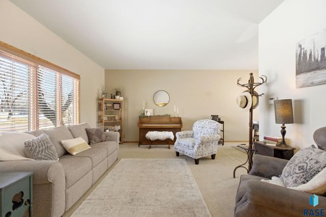 1509 E 54th St Street, Sioux Falls, SD 57103